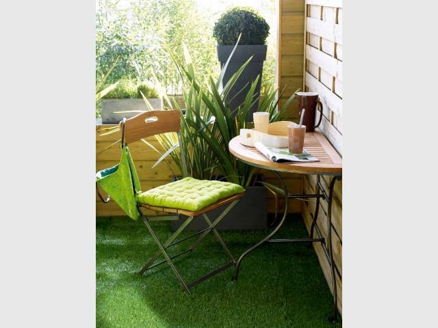 Petit balcon : 12 tables de jardin gain de place