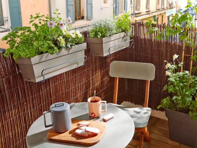 Petit balcon : 12 tables de jardin gain de place