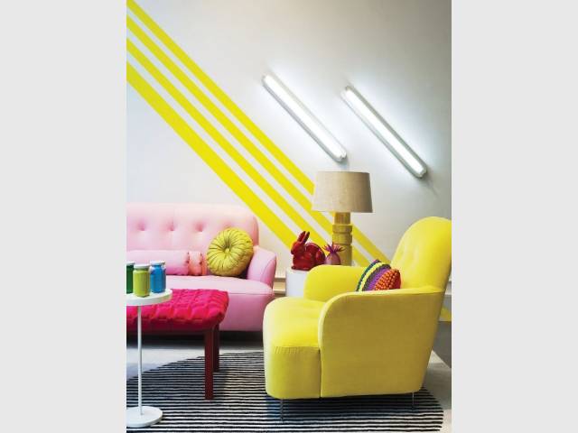 Des zébrures de peinture jaune pour un salon graphique - Bien intégrer la tendance jaune soleil dans mon intérieur