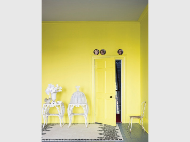 De de la peinture jaune sur tous les murs pour un salon lumineux - Bien intégrer la tendance jaune soleil dans mon intérieur