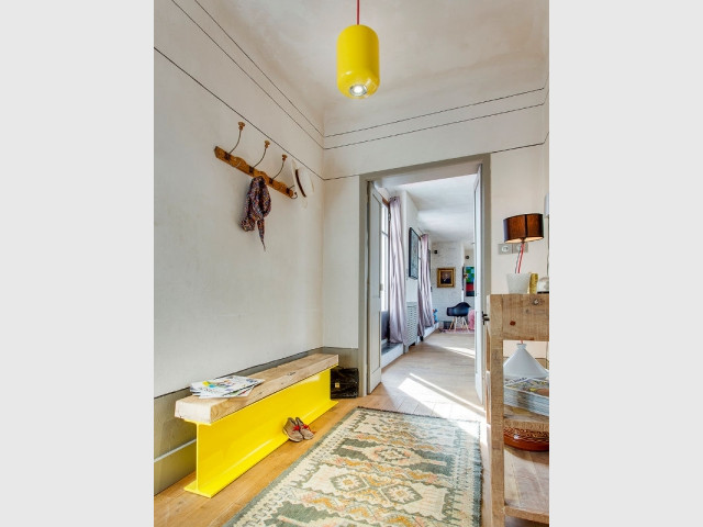 Une suspension jaune pour une entrée éclectique - Bien intégrer la tendance jaune soleil dans mon intérieur