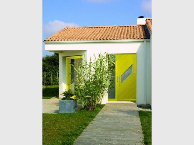 Une fenêtre et une porte d'entrée jaunes pour une maison contemporaine - Bien intégrer la tendance jaune soleil dans mon intérieur