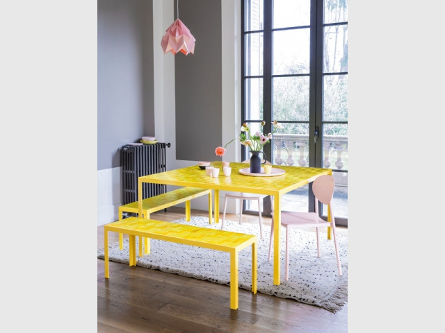 Une table et des chaises jaunes pour une salle à manger dedans/dehors - Bien intégrer la tendance jaune soleil dans mon intérieur