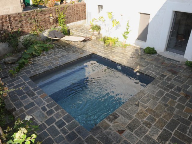Une petite piscine au coeur d'une cour intérieure
