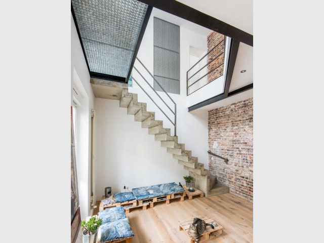 L'escalier en béton, atout majeur d'un duplex industriel - Deux appartements réunis en un duplex
