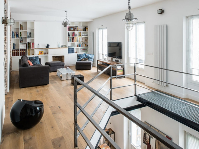 Un séjour industriel dans un étage supérieur lumineux - Deux appartements réunis en un duplex