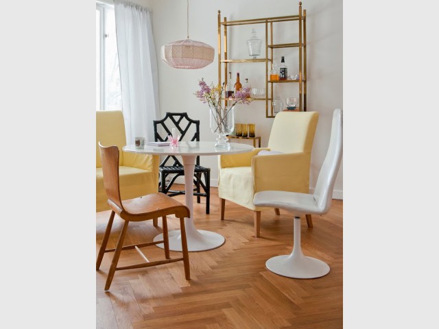 Des chaises dépareillées pour jouer sur les formes géométriques - Des chaises dépareillées pour plus d'originalité