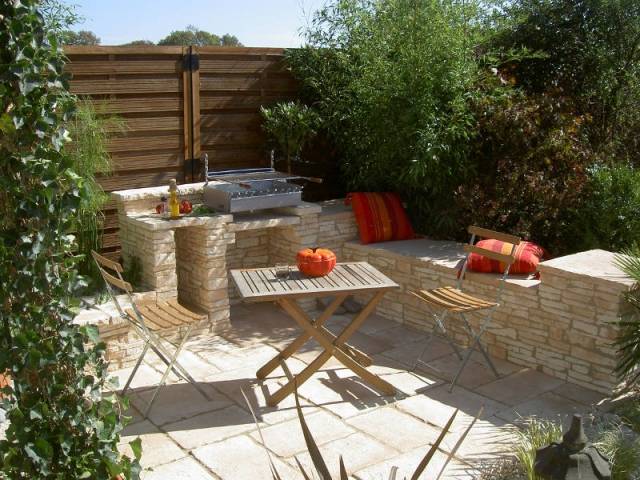 Une clôture en bois pour un jardin naturel - Un jardin delimité pour plus d'intimité