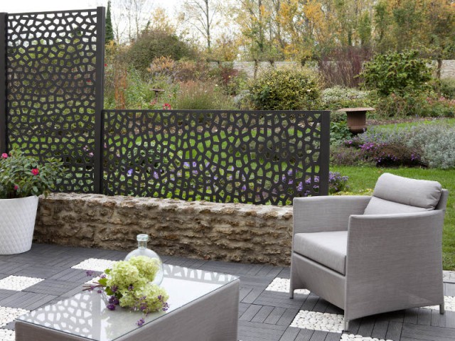 Une clôture toute en légerté pour un jardin poétique - Un jardin delimité pour plus d'intimité