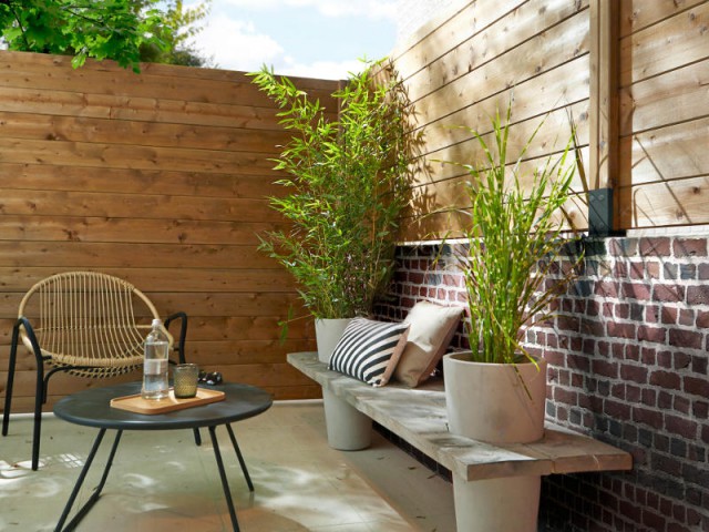 Une clôture mi-bois, mi-brique pour un jardin ultra cocoon - Un jardin delimité pour plus d'intimité
