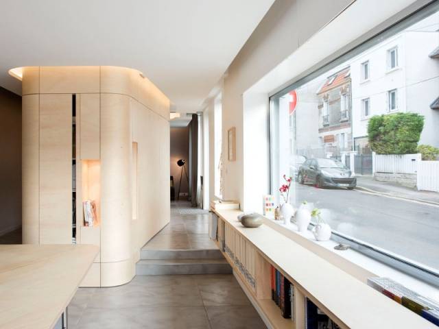 Un café traditionnel transformé en bureau et logement privé Un café traditionnel transformé en bureau et logement privé
