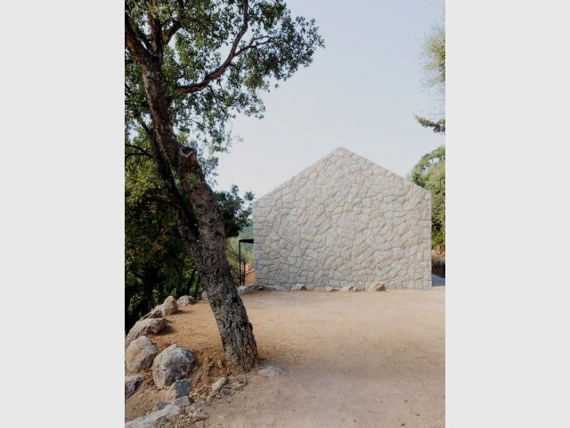 Des murs en granit pour un effet bloc de pierre à couper le souffle - Une maison contemporaine s'allie aux traditions