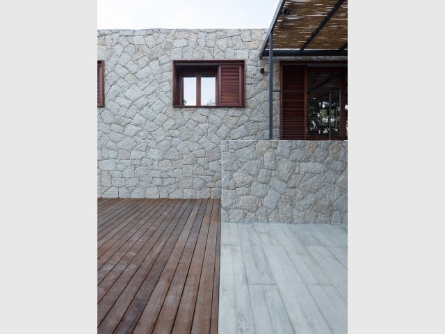 Une terrasse en béton pour un effet bois