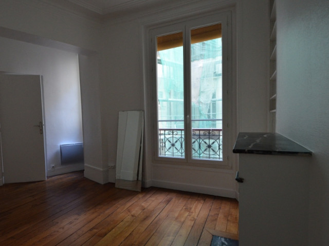 Une chambre avant transformation - Un appartement haussmannien magnifié dans son intégralité