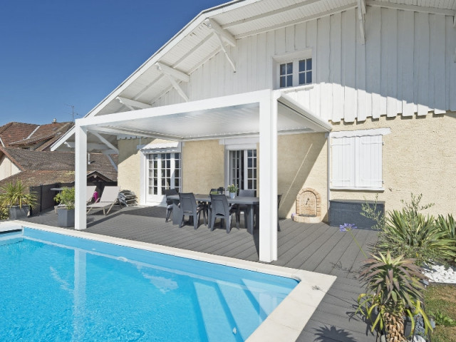 Une pergola contemporaine magnifie une bâtisse Une pergola contemporaine magnifie une bâtisse