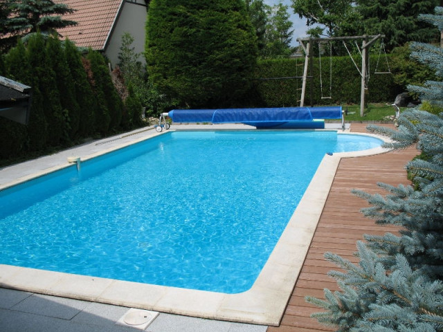 Avant : une piscine traditionnelle filtrée au chlore - Une piscine naturelle en Alsace