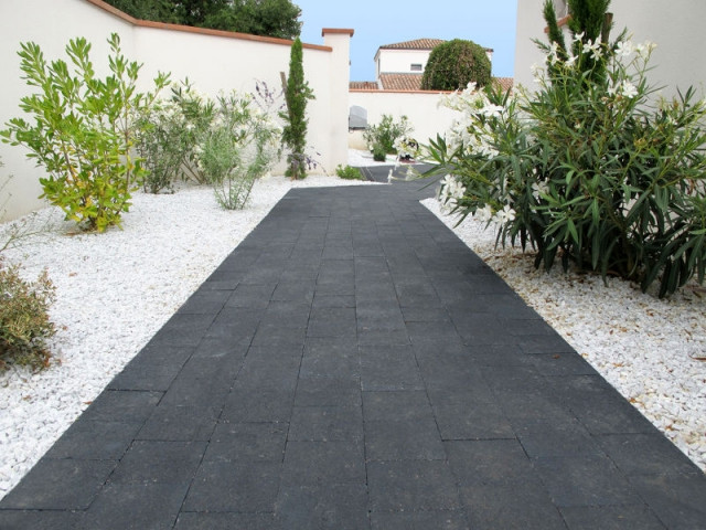 Une allée en pavés pour un jardin contemporain - Une allée bien structurée pour mon jardin