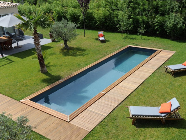 Une allée en lames de bois pour un jardin au naturel - Une allée bien structurée pour mon jardin