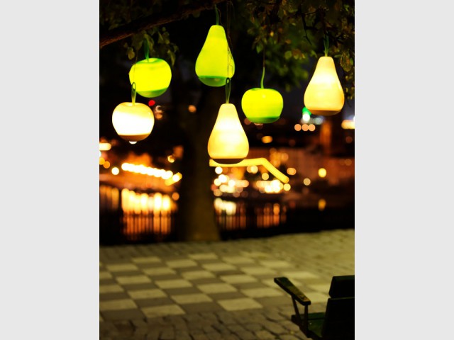 Des objets lumineux suspendus pour un jardin excentrique - Un jardin bien éclairé