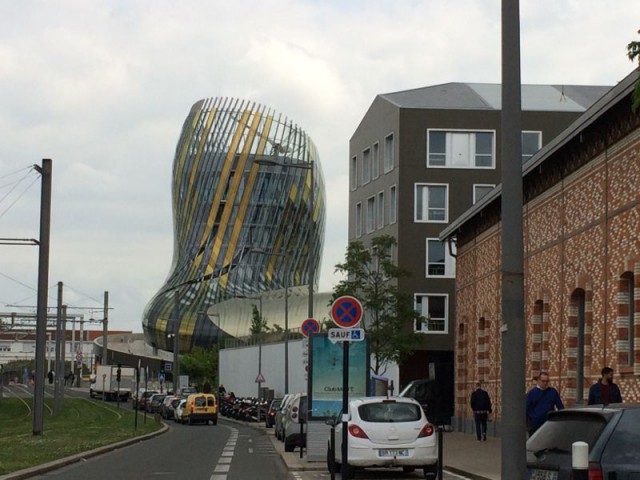 La Cité du vin à Bordeaux, visible depuis le tram - Cité du vin Bordeaux