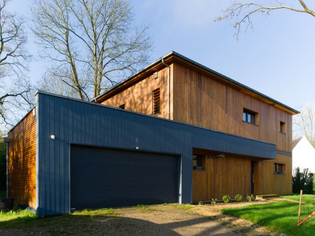 Un bois de construction extérieur à traiter régulièrement  - Une maison passive en bois bâtie dans la forêt