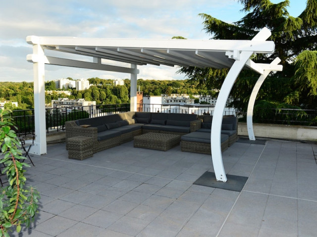 Une pergola en bois blanc aux formes originales - Une toiture terrasse avec deux pergolas