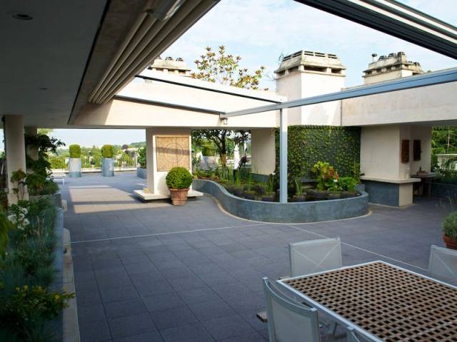 Un bassin pour récupérer l'eau de pluie de la terrasse - Une toiture terrasse avec deux pergolas