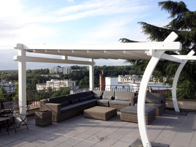 Une toiture terrasse avec deux pergolas