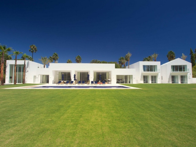 Une grande baie vitrée comme colonne vertébrale de la résidence - Une villa construite entre ombre et lumière