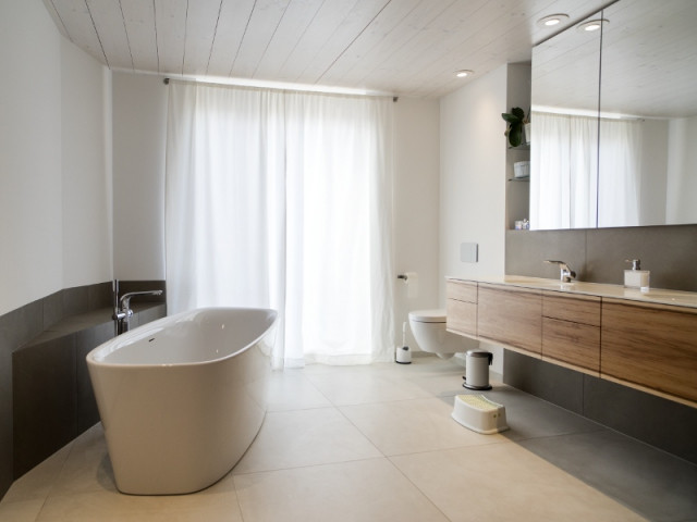 Une salle de bains moderne et élégante pour un effet cocon - Une maison comme un mille-feuille de bois