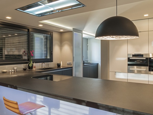 Une cuisine contemporaine pour une maison connectée - Une villa connectée sur les hauteurs de Marseille