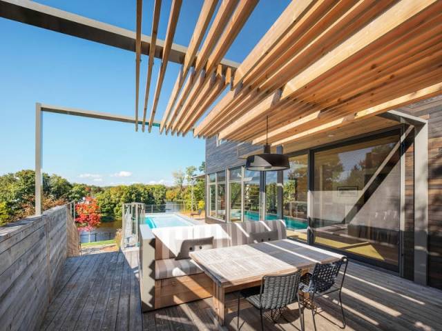 Une terrasse en cèdre magnifie le paysage canadien