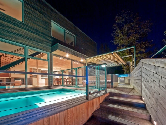 Une piscine sécurisée pour une terrasse parfaitement fluide - Une terrasse en cèdre magnifie le paysage canadien