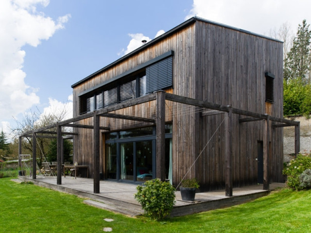 Une maison passive en bois gris au coeur des Yvelines