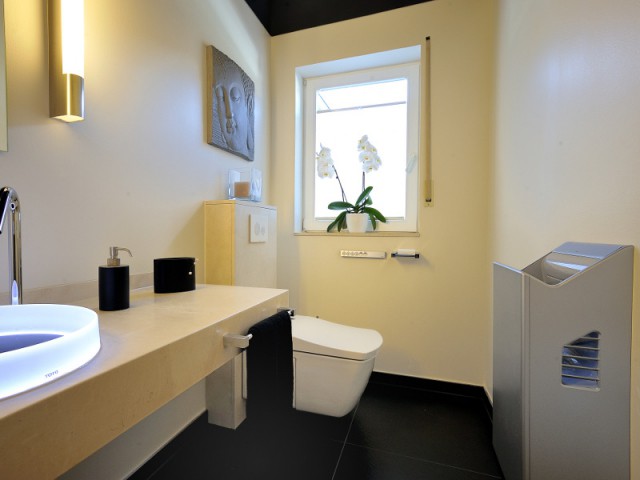 Un sèche-mains sophistiqué pour une salle de bains tout confort - Une salle de bains zen au top de la technologie