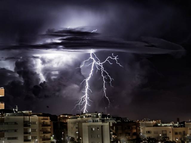 La foudre pendant un orage en ville