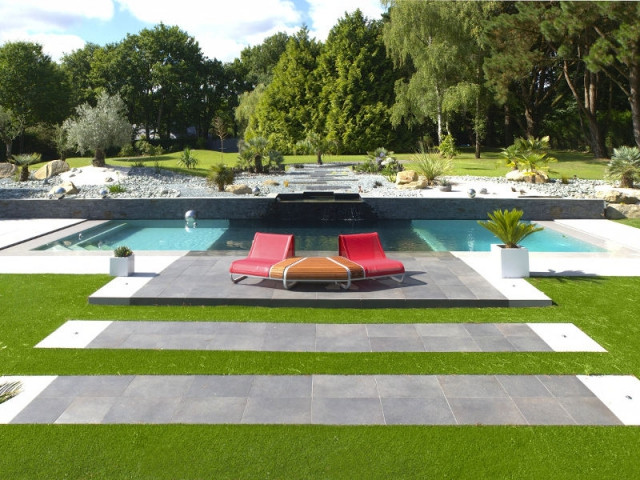 Une piscine équipée d'une fosse de plongée