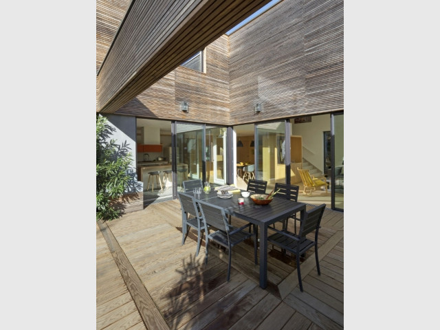 Une terrasse géométrique nichée au c&oelig;ur de la maison  - Une maison contemporaine au coeur de la nature