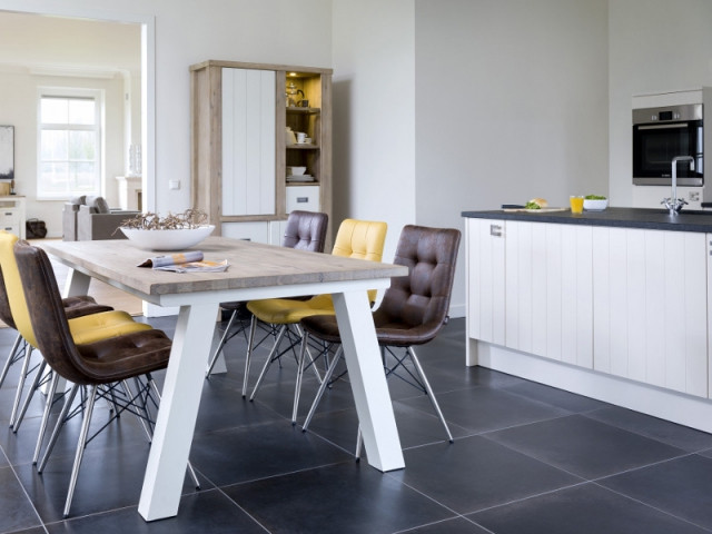 Une table tout en bois pour une cuisine chaleureuse - Une vraie table de repas dans la cuisine