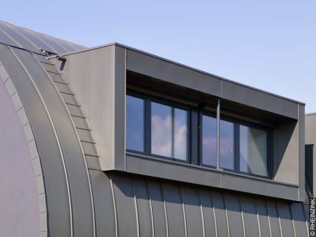 195 m² de façade à joint debout et à joint angulaire - Réalisation d'un bâtiment "Oléoduc" en Zinc-Titane