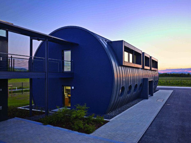 Un bâtiment inspiré des pipelines - Réalisation d'un bâtiment "Oléoduc" en Zinc-Titane