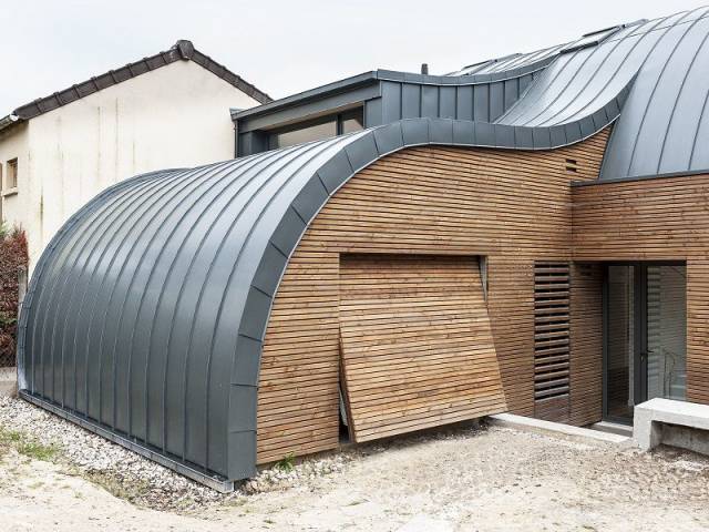 Maison toiture zinc cintrée