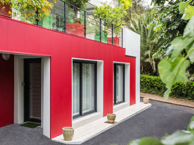 Une teinte rouge propre aux façades traditionnelles basque - un rouge flamboyant pour la façade d'une maison