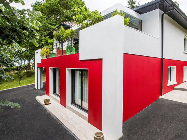 Des jambages blancs intégrés à une maison basque pour un style très moderne  - un rouge flamboyant pour la façade d'une maison