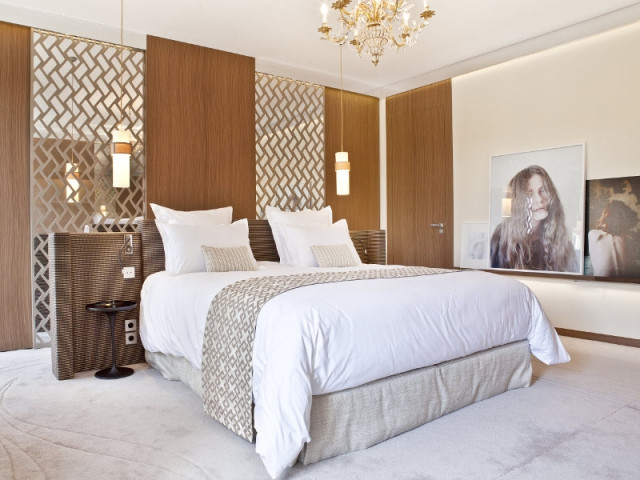 Une chambre au luxe intemporel comme dans un hôtel - Changement de style pour un luxueux duplex baroque