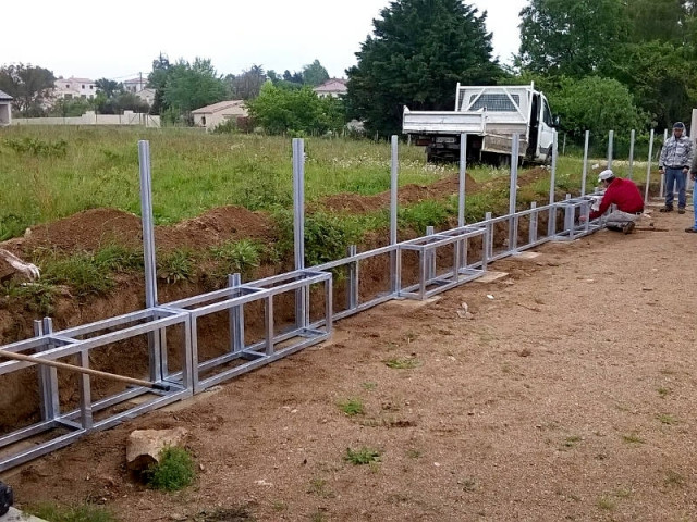 Une structure fixée sur des plots béton scellés