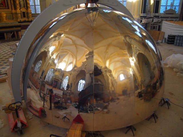 Un lustre avec une partie miroir chromée - Lustre acoustique Chapelle Corneille (Rouen)