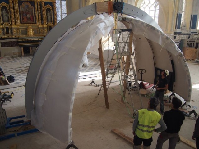 Montage des panneaux composites qui constituent le lustre - Lustre acoustique Chapelle Corneille (Rouen)