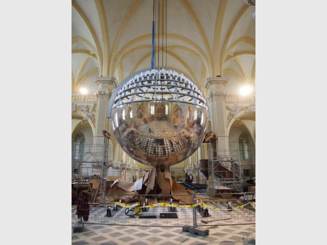 Levage de la sphère pour la fixer dans la chapelle - Lustre acoustique Chapelle Corneille (Rouen)