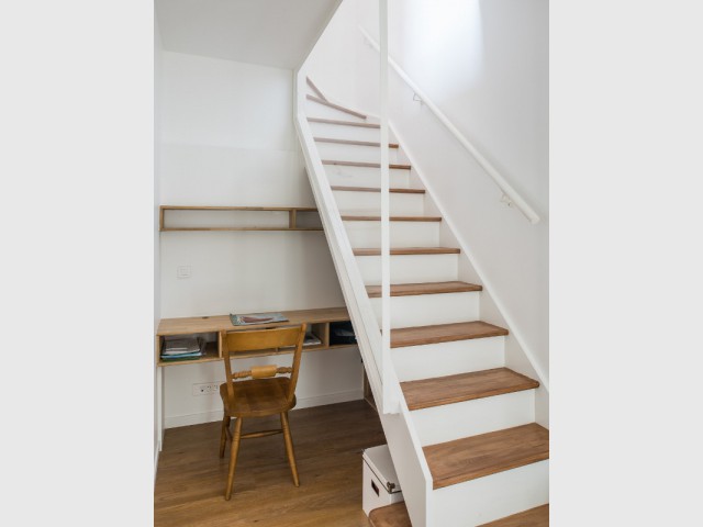 Un escalier blanc et bois pour monter au dernier étage  - une maison des années 1920 entièrement rénovée